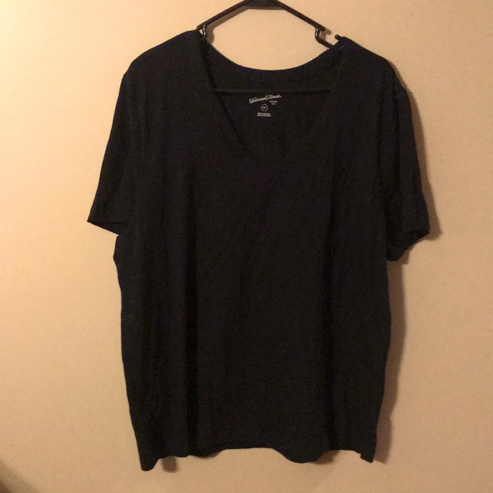 Short sleeve V-neck T-shirt. Universal thread . XXL